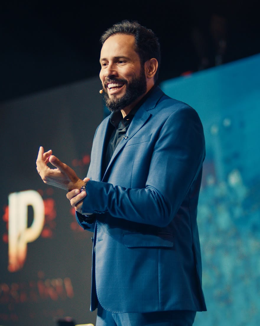 Alessandro Miranda no palco da Imersão Imobiliária Previsível