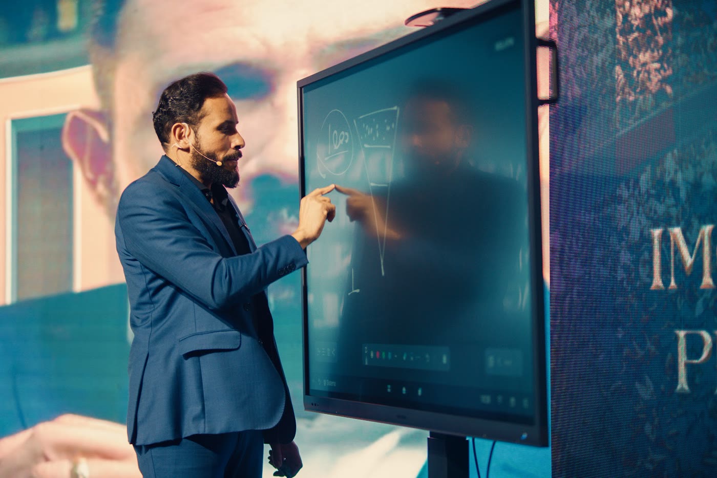 Alessandro Miranda explicando no quadro durante a imersão