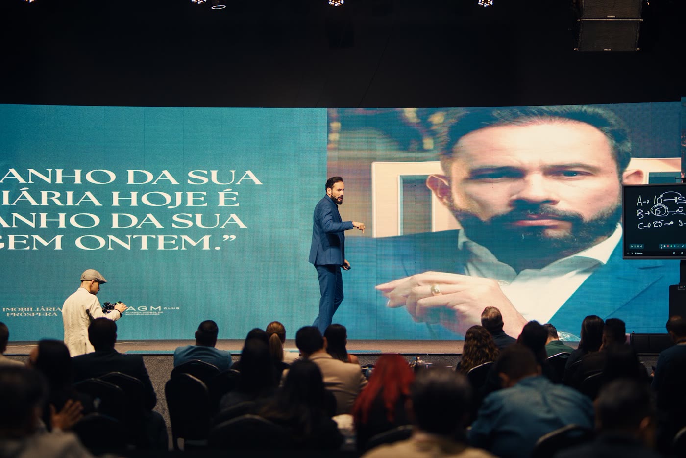 Palco e plateia da imersão com a frase do telão